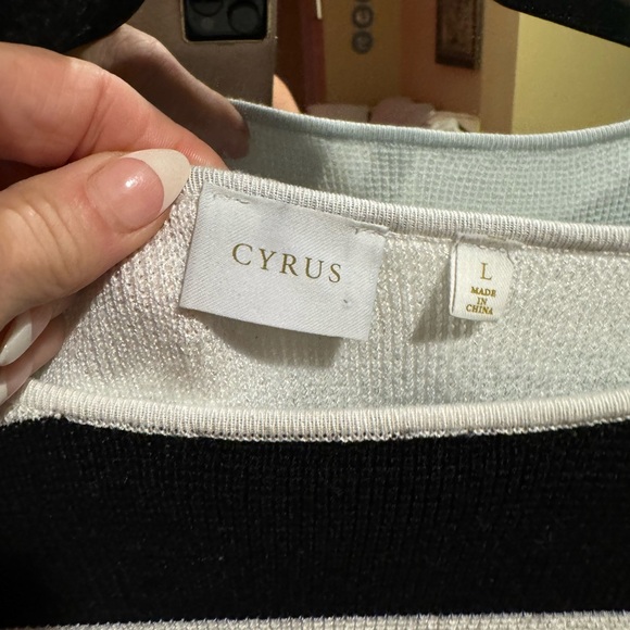 Woman's sweater - Picture 2 of 3